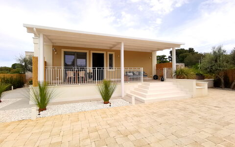 Apartments In Villa Selva, Locorotondo, Puglia: Pianta, Nube, Cielo, Proprietà, Costruzione, Casa, Lotto, Shade, Porta, Albero