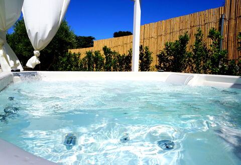 Apartments In Villa Selva, Locorotondo, Puglia: Acqua, Giorno, Costruzione, Cielo, Luce, Blu, Piscina, Verde, Mondo, Azzurro