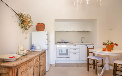 Country Trullo Verde, Wifi, Alberobello: Cabinetry, Mobilia, Proprietà, Controsoffitto, Cassetto, Arancia, Interior Design, Legna, Lavello, Costruzione