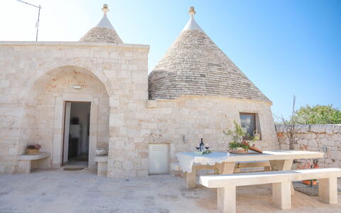 Country Trullo Verde, Wifi, Alberobello: Cielo, Pianta, Tavolo, Mobili Da Esterno, Porta, Paesaggio, Area Rurale, Villetta, Facciata, Panchina