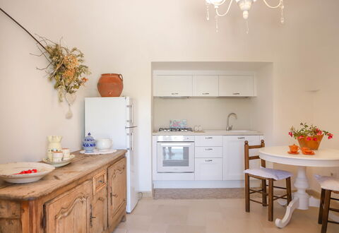 Country Trullo Verde, Wifi, Alberobello: Cabinetry, Mobilia, Proprietà, Controsoffitto, Cassetto, Arancia, Interior Design, Legna, Lavello, Costruzione