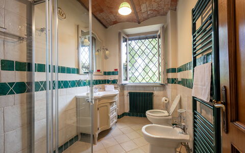 Montelucci Chianti Agrivilla: Proprietà, Lavello, Idraulico Fixture, Specchio, Rubinetto, Bagno, Finestra, Interior Design, Architettura