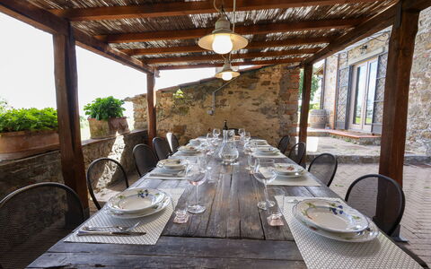 Montelucci Chianti Agrivilla: Tavolo, Pianta, Mobilia, Tavola, Sedia, Costruzione, Legna, Illuminazione, Interior Design, Albero