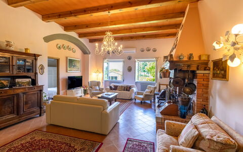 Montelucci Chianti Agrivilla: Cornice, Divano, Illuminazione, Interior Design, Giallo, Pavimento, Soggiorno, Legna, Lampada, Decorazione