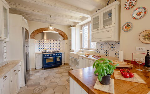 Montelucci Chianti Agrivilla: Cabinetry, Proprietà, Controsoffitto, Cucina, Legna, Interior Design, Architettura, Tavolo, Pavimento, Pavimentazione