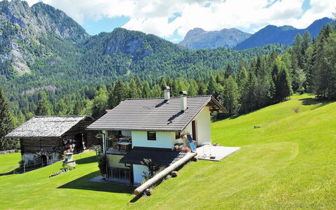 Baita Mountain View Pale San Martino: Nube, Cielo, Proprietà, Montagna, Verde, Costruzione, Paesaggio Naturale, Albero, Lotto, Pianta