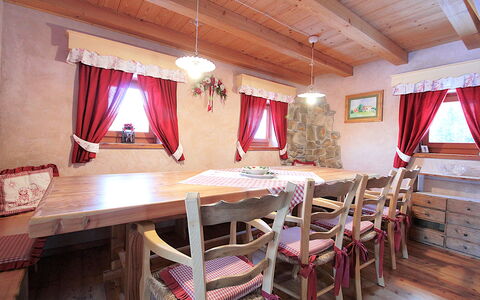 Baita Mountain View Pale San Martino: Mobilia, Tavolo, Tenda, Costruzione, Interior Design, Legna, Sedia, Decorazione, Immobiliare, Casa