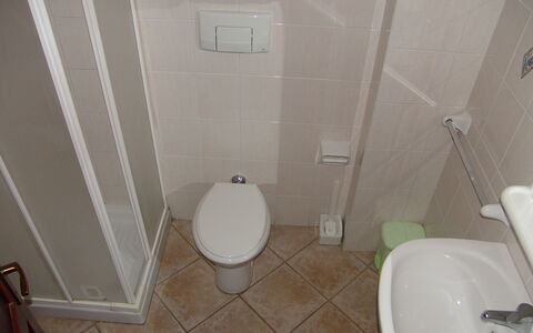 Bilocale Apartments Seaside: Bagno, Toilet Seat, Gabinetto, Idraulico Fixture, Parete, Pavimentazione, Pavimento, Bianca, Idraulico, Interior Design