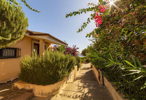 Bilocale Apartments Seaside: Arbusto, Casa, Giardino, Landscaping, Shade, Driveway, Cortile, Hacienda, Passerella, Backyard