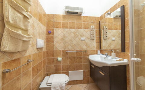 Trilocale Apartments Seaside: Lavandino Del Bagno, Interior Design, Idraulico Fixture, Pavimentazione, Lavello, Bagno, Pavimento, Rubinetto, Idraulico, Camera