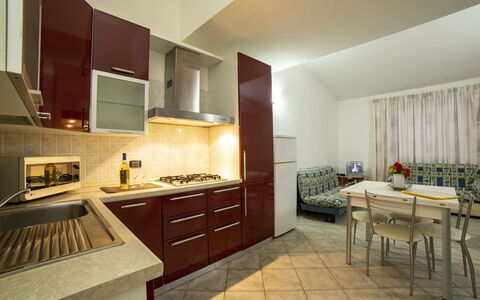 Villino Trilocale Apartments Seaside: Cucina, Elettrodomestico Da Cucina, Pavimentazione, Interior Design, Apparecchio Major, Controsoffitto, Legna, Pavimento, Mobilia, Soffitto