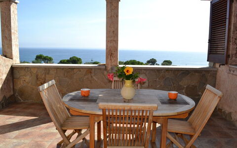 Villino Trilocale Apartments Seaside: Mobilia, Mobili Da Esterno, Tavolo, Legna, Sedia, Tavolo Esterno, Pavimento, Cucina & Sala Da Pranzo Tavolo, Tavolino Da Caffè, Mare