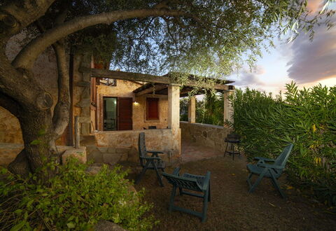 Villino Trilocale Apartments Seaside: Mobilia, Giardino, Shade, Mobili Da Esterno, Backyard, Landscaping, Color Legno, Struttura Esterna, Sedia, Hacienda