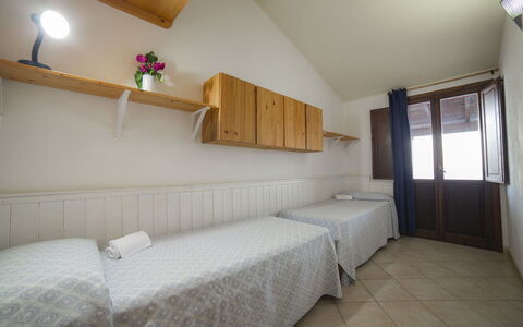Villetta Seaside Sardegna: Legna, Pavimentazione, Pavimento, Interior Design, Soffitto, Camera Da Letto, Mobilia, Letto, Camera, Appartamento