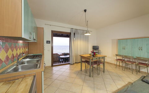 Villetta Seaside Sardegna: Mobilia, Pavimentazione, Legna, Pavimento, Interior Design, Tavolo, Sedia, Cucina & Sala Da Pranzo Tavolo, Camera, Mare