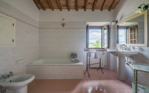 La Palazzina, Ville Di Corsano, Home And Pool: Parete, Pavimentazione, Idraulico Fixture, Pavimento, Interior Design, Casa, Idraulico, Rubinetto, Porta, Bagno