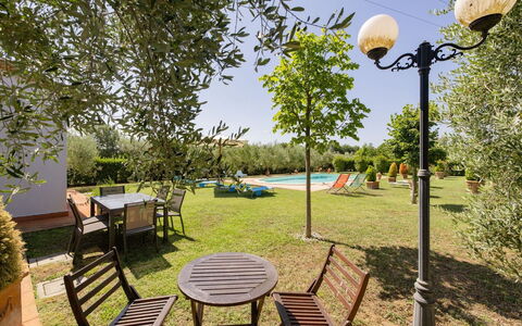 Villa Elena: Piscina, Ricorrere, Mobili Da Esterno, Eco Hotel, Giardino, Shade, Prato, Landscaping, Hacienda, Cortile