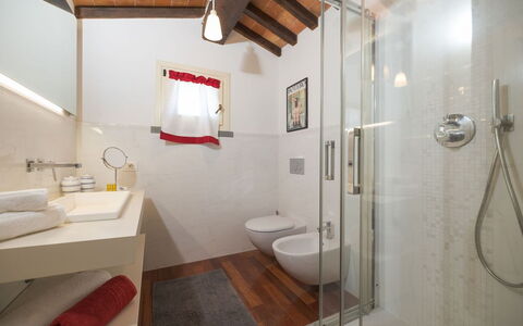 Villa Elena: Pavimentazione, Parete, Interior Design, Pavimento, Idraulico Fixture, Bagno, Soffitto, Lavello, Casa, Camera