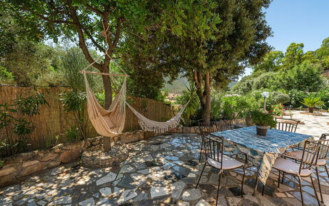 Doxina: Mobilia, Mobili Da Esterno, Flagstone, Sedia, Giardino, Shade, Backyard, Landscaping, Tavolo Esterno, Vaso Di Fiori