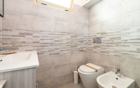 Doxina: Pavimentazione, Pavimento, Idraulico Fixture, Toilet Seat, Gabinetto, Bagno, Interior Design, Piastrella, Idraulico