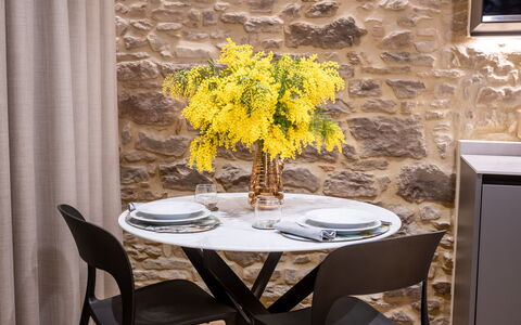 Maccari Suite: Mobilia, Interior Design, Tavolo, Sedia, Legna, Pavimentazione, Cucina & Sala Da Pranzo Tavolo, Sala Da Pranzo, Pavimento, Vaso Di Fiori