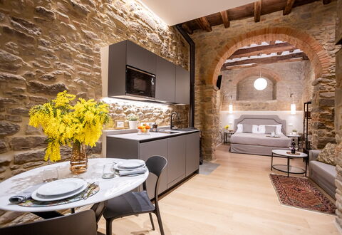 Maccari Suite: Interior Design, Mobilia, Pavimentazione, Soggiorno, Soffitto, Muro ​​Di Pietra, Divano, Sedia, Lampada