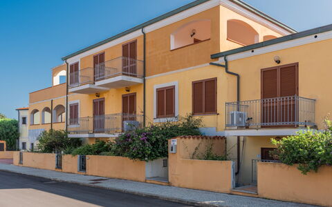 Casa Pavoncelle Apartments In Gallura: Zona Residenziale, Insediamento Umano, Balcone, Appartamento, Recinzione