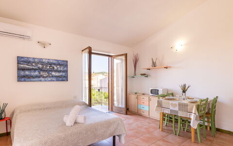 Casa Pavoncelle Apartments In Gallura: Parete, Appartamento, Casa, Balcone, Sedia, Pianta Della Casa, Portico, Hotel, Mobili Da Esterno, Villa