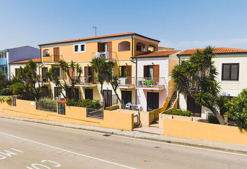 Casa Pavoncelle Apartments In Gallura: Costruzione, Finestra, Zona Residenziale, Cittadina, Facciata, Quartiere, Casa, Casa, Urban Design, Insediamento Umano