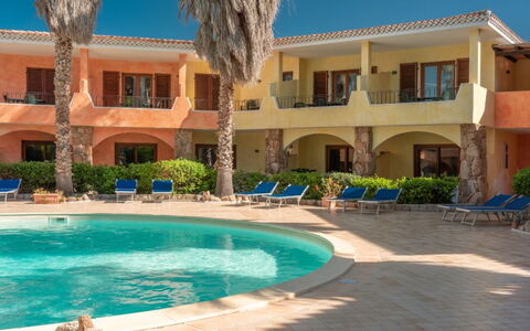 Casa D'orso Green Village Sardegna: Acqua, Pianta, Costruzione, Proprietà, Finestra, Azzurro, Architettura, Albero, Cielo, Tempo Libero