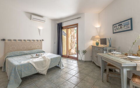 Casa D'orso Green Village Sardegna: Mobilia, Proprietà, Cornice, Interior Design, Illuminazione, Tavolo, Legna, Architettura, Pavimento, Parete