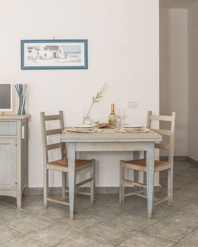Casa D'orso Green Village Sardegna: Tavolo, Cabinetry, Mobilia, Proprietà, Costruzione, Scrivania, Cassetto, Sedia, Illuminazione, Scrivania Del Computer