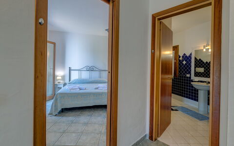 Casa Faro Green Village Sardegna: Costruzione, Mobilia, Comfort, Azzurro, Telaio Del Letto, Specchio, Legna, Letto, Pavimento, Latifoglie