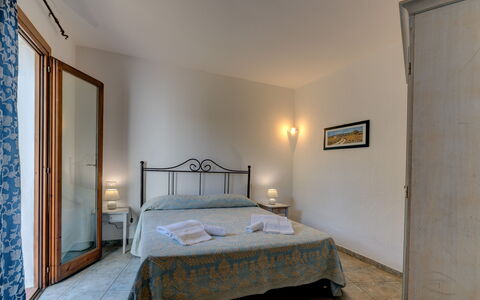 Casa Faro Green Village Sardegna: Mobilia, Costruzione, Comfort, Azzurro, Blu, Legna, Tessile, Letto, Telaio Del Letto