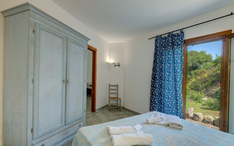Casa Faro Green Village Sardegna: Proprietà, Azzurro, Legna, Illuminazione, Interior Design, Pavimento, Porta, Pavimentazione, Shade