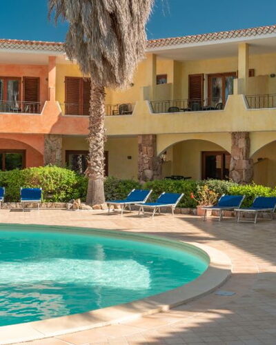 Casa Faro Green Village Sardegna: Acqua, Pianta, Costruzione, Proprietà, Finestra, Azzurro, Architettura, Albero, Cielo, Tempo Libero