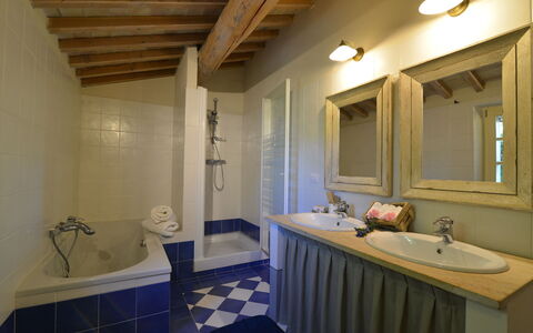 Villa Il Troscione: Parete, Pavimentazione, Interior Design, Pavimento, Idraulico Fixture, Mobilia, Soffitto, Bagno, Illuminazione, Casa