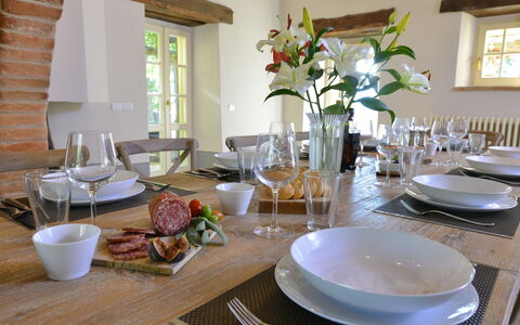 Villa Il Troscione: Mobilia, Tavola, Tavolo, Sedia, Legna, Interior Design, Cucina & Sala Da Pranzo Tavolo, Serveware, Sala Da Pranzo, Pavimentazione