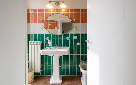 Villa Solemare: Interior Design, Idraulico Fixture, Idraulico, Rubinetto, Lavandino Del Bagno, Piastrella, Bagno, Lampada, Lavello, Dipingere