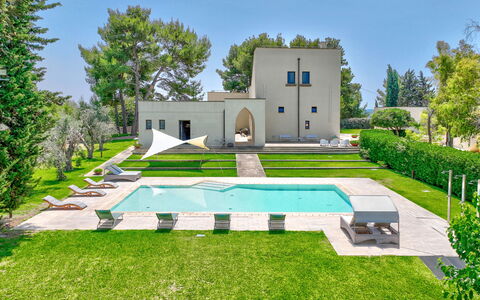 Masseria Ceratonia: Blu, Estate, Prato, Giardino, Piscina, Landscaping, Dimora, Cortile, Shade, Villa