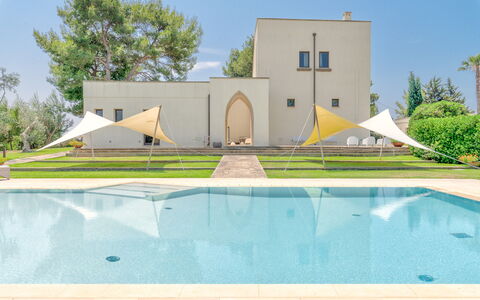 Masseria Ceratonia: Piscina, Shade, Estate, Landscaping, Prato, Hacienda, Villa, Erba Sintetica, Cortile, Eco Hotel