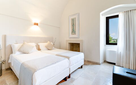 Masseria Ceratonia: Pavimentazione, Camera Da Letto, Pavimento, Interior Design, Soffitto, Mobilia, Letto, Bedding, Lenzuolo, Telaio Del Letto