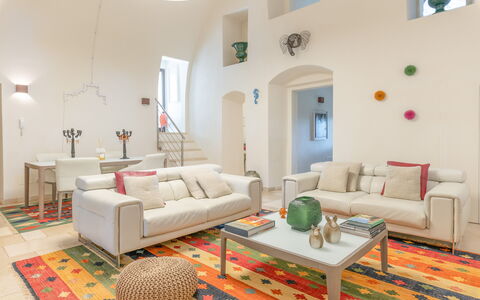 Masseria Ceratonia: Mobilia, Interior Design, Pavimentazione, Divano, Parete, Pavimento, Soggiorno, Legna, Soffitto, Camera