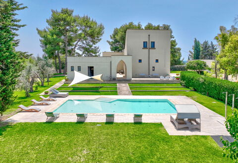 Masseria Ceratonia: Blu, Estate, Prato, Giardino, Piscina, Landscaping, Dimora, Cortile, Shade, Villa