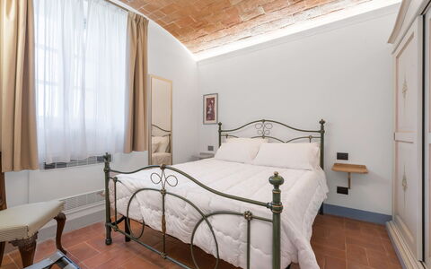 Le Volte, Borgo Campassini, Monteriggioni: Letto, Parete, Interior Design, Mobilia, Camera Da Letto, Soffitto, Camera, Pavimento, Bedding, Telaio Del Letto