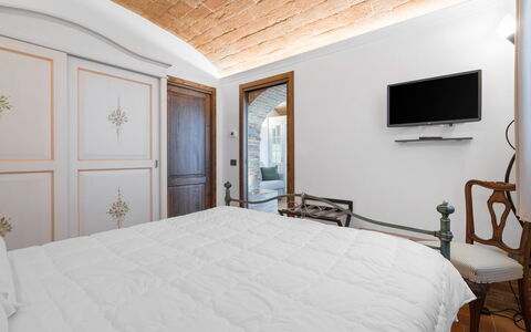 Le Volte, Borgo Campassini, Monteriggioni: Camera Da Letto, Mobilia, Interior Design, Letto, Parete, Lenzuolo, Bedding, Soffitto, Telaio Del Letto, Illuminazione