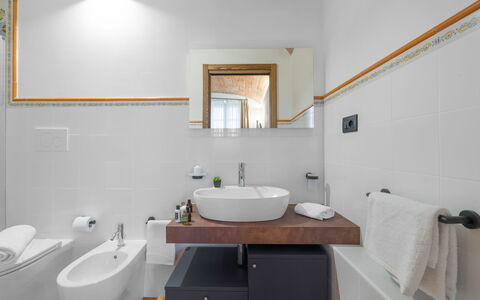 Le Volte, Borgo Campassini, Monteriggioni: Interior Design, Idraulico Fixture, Pavimentazione, Bagno, Lavandino Del Bagno, Lavello, Parete, Pavimento, Legna, Rubinetto