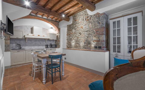 Le Torri, Borgo Campassini, Monteriggioni: Parete, Interior Design, Mobilia, Pavimentazione, Soffitto, Pavimento, Illuminazione, Cucina, Controsoffitto, Camera