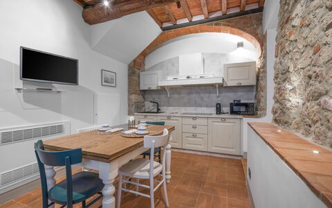 Le Torri, Borgo Campassini, Monteriggioni: Mobilia, Interior Design, Pavimentazione, Soffitto, Cucina, Pavimento, Controsoffitto, Cabinetry, Illuminazione, Camera