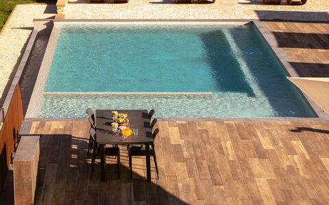 Il Borgo, Borgo Campassini, Monteriggioni: Piscina, Legna, Pavimentazione, Pavimento, Materiale Composito, Mobili Da Esterno, Color Legno, Flagstone, Latifoglie, Pavimento In Legno